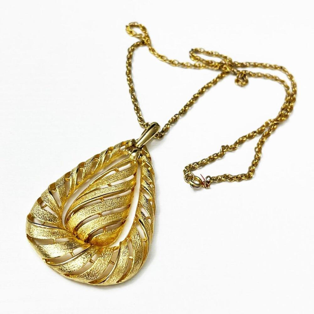 Vintage 70's Gold Textured Teardrop Pendant Necklace - Picture 2 of 9